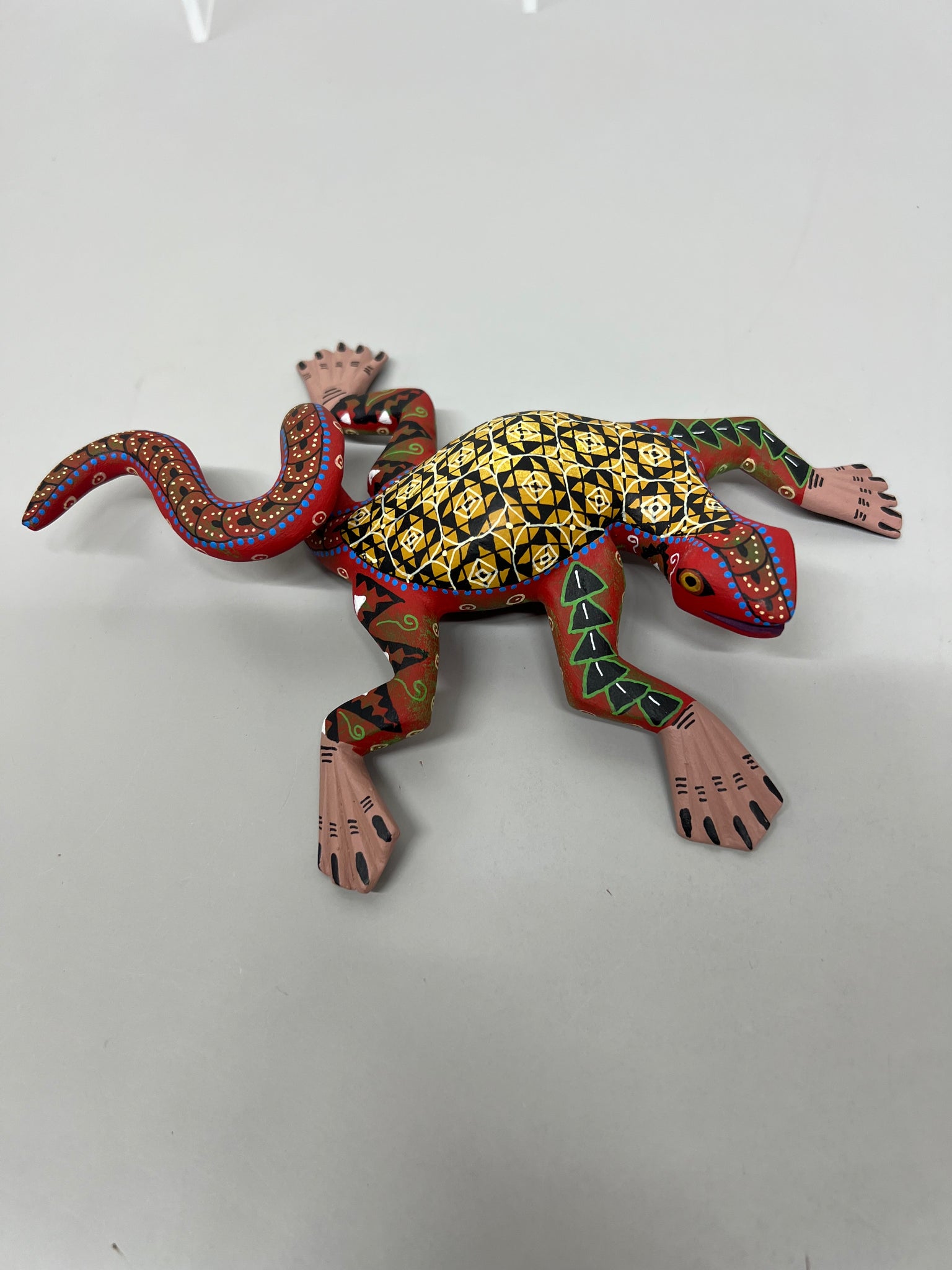 Wood alebrije figurine-Amphibian Iguana